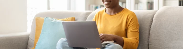 collaborateur nomade connecté à la plateforme numérique de l'entreprise